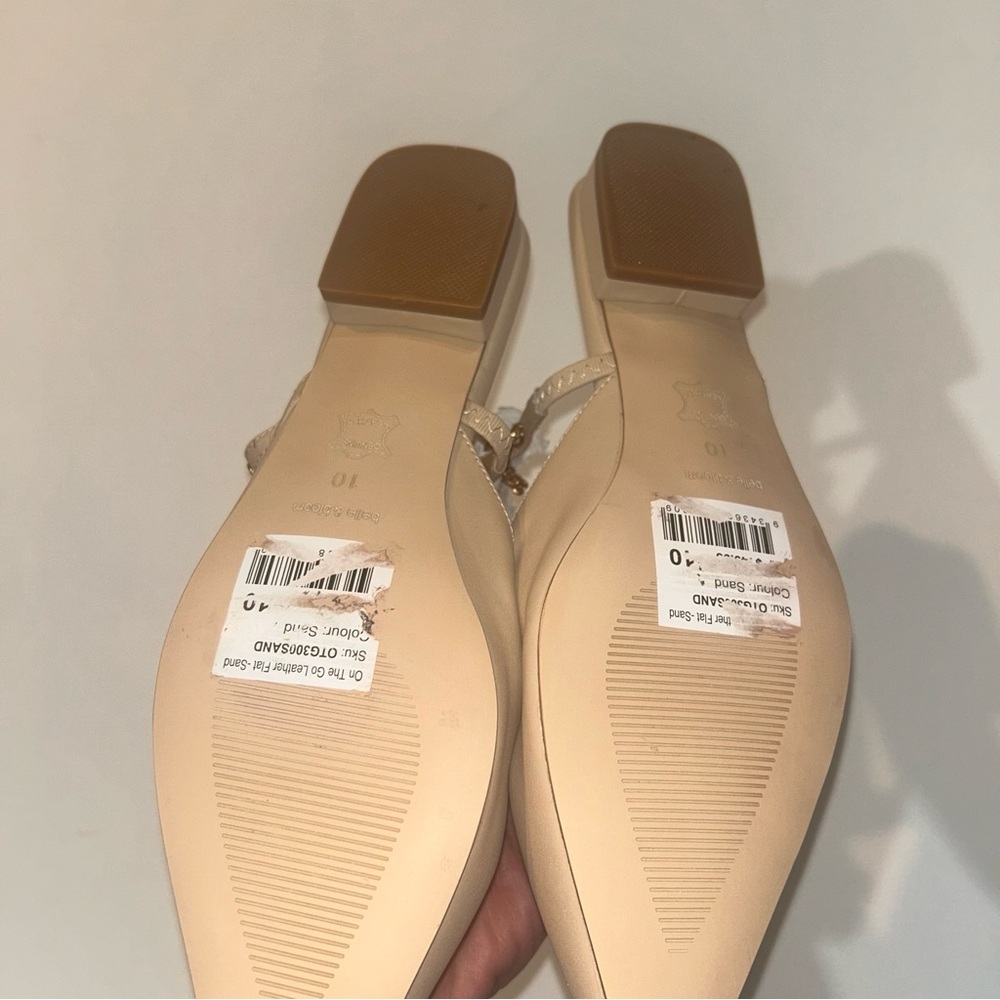 BELLE & BLOOM Womans Size 10 ON THE GO LEATHER FLAT  Sand mules - Picture 3 of 8